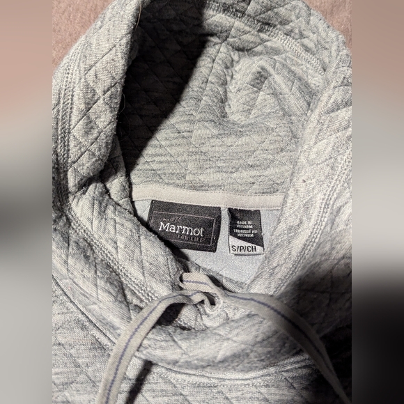 Marmot Quilted Pullover Grey - Picture 2 of 3